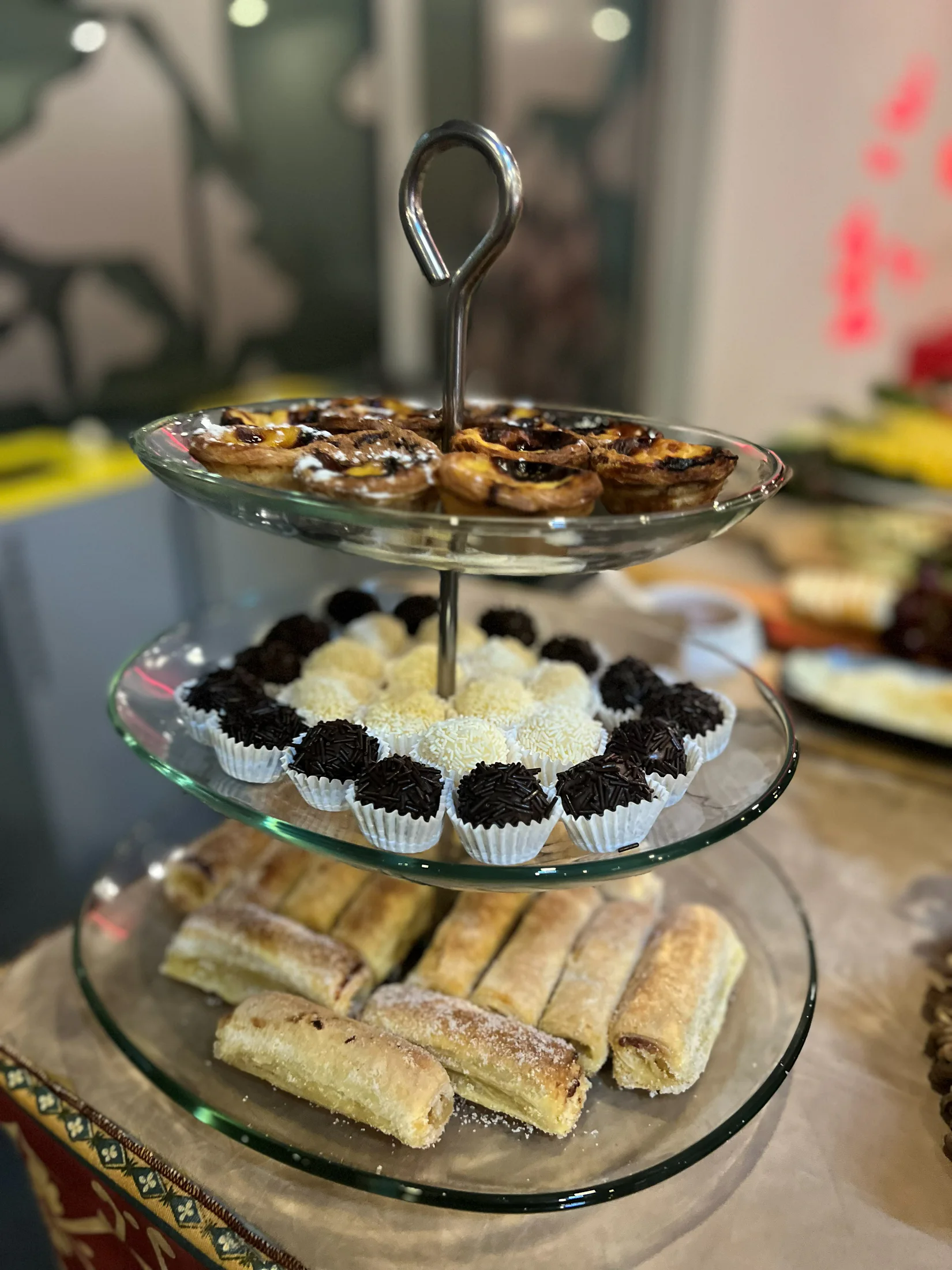 Seleção de doces e pastéis num expositor de vidro