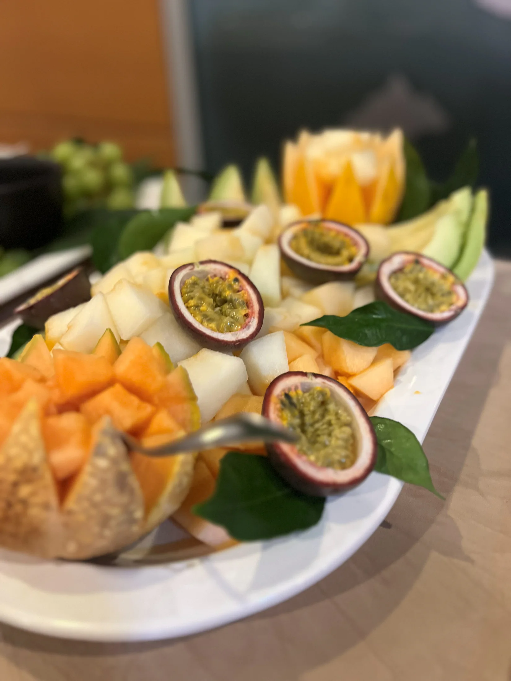 Travessa de fruta fresca decorada com flores