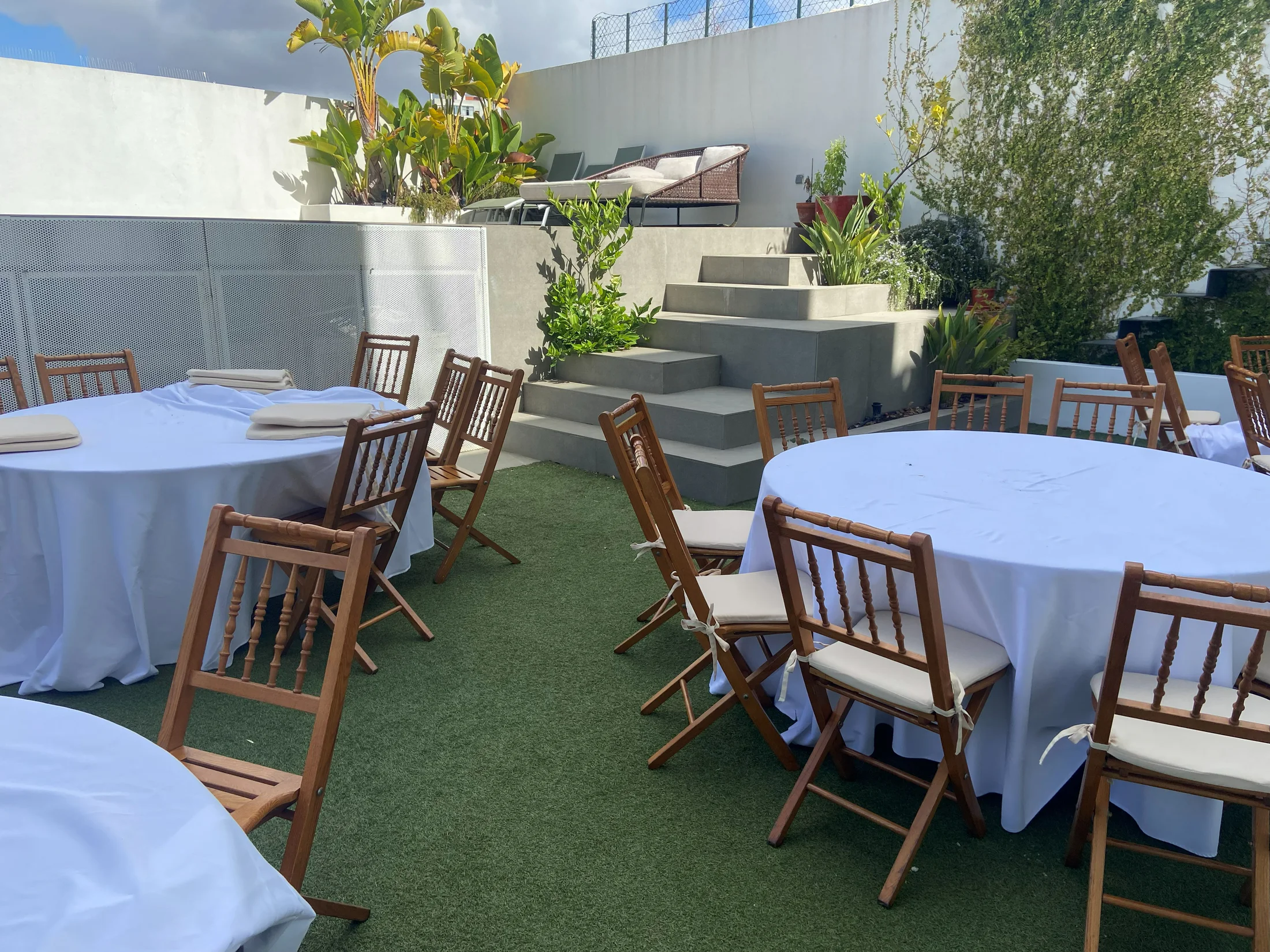 Espaço de jardim preparado para receber um evento