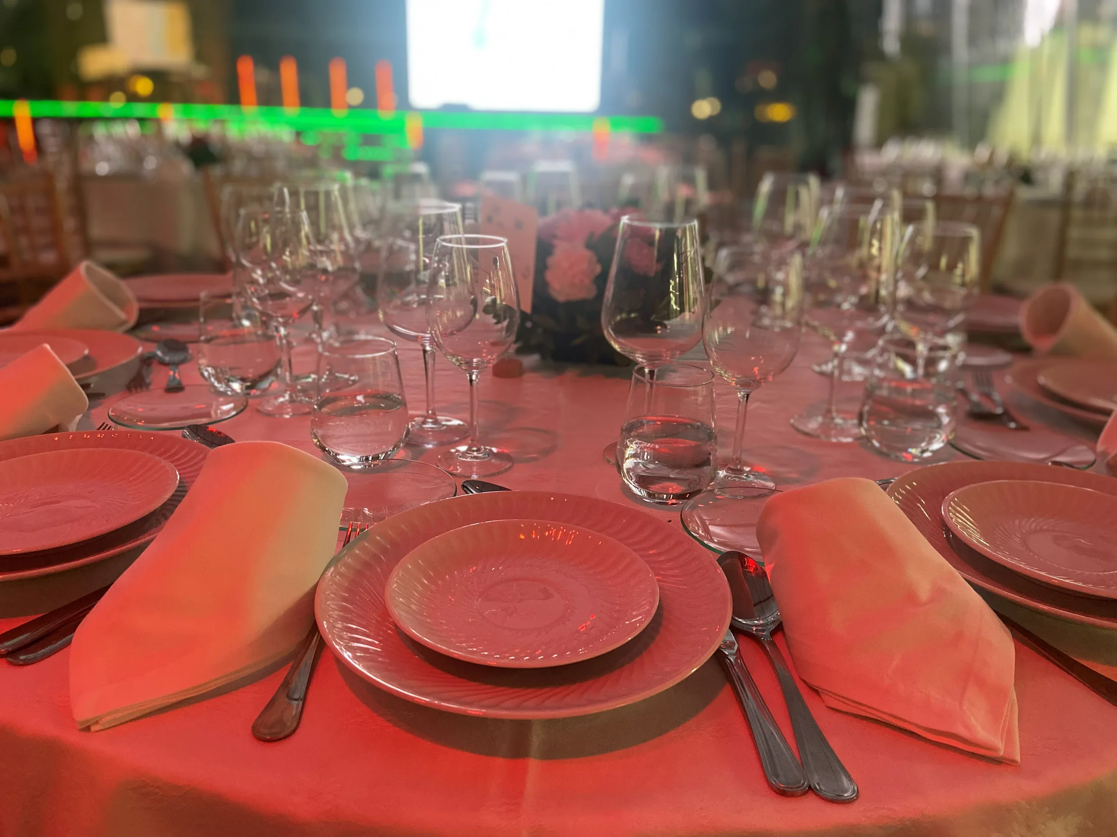 Mesa de jantar posta para uma celebração