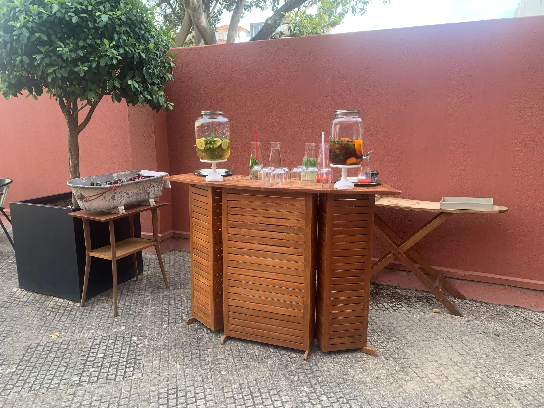 Bar exterior com águas aromatizadas preparado para um evento