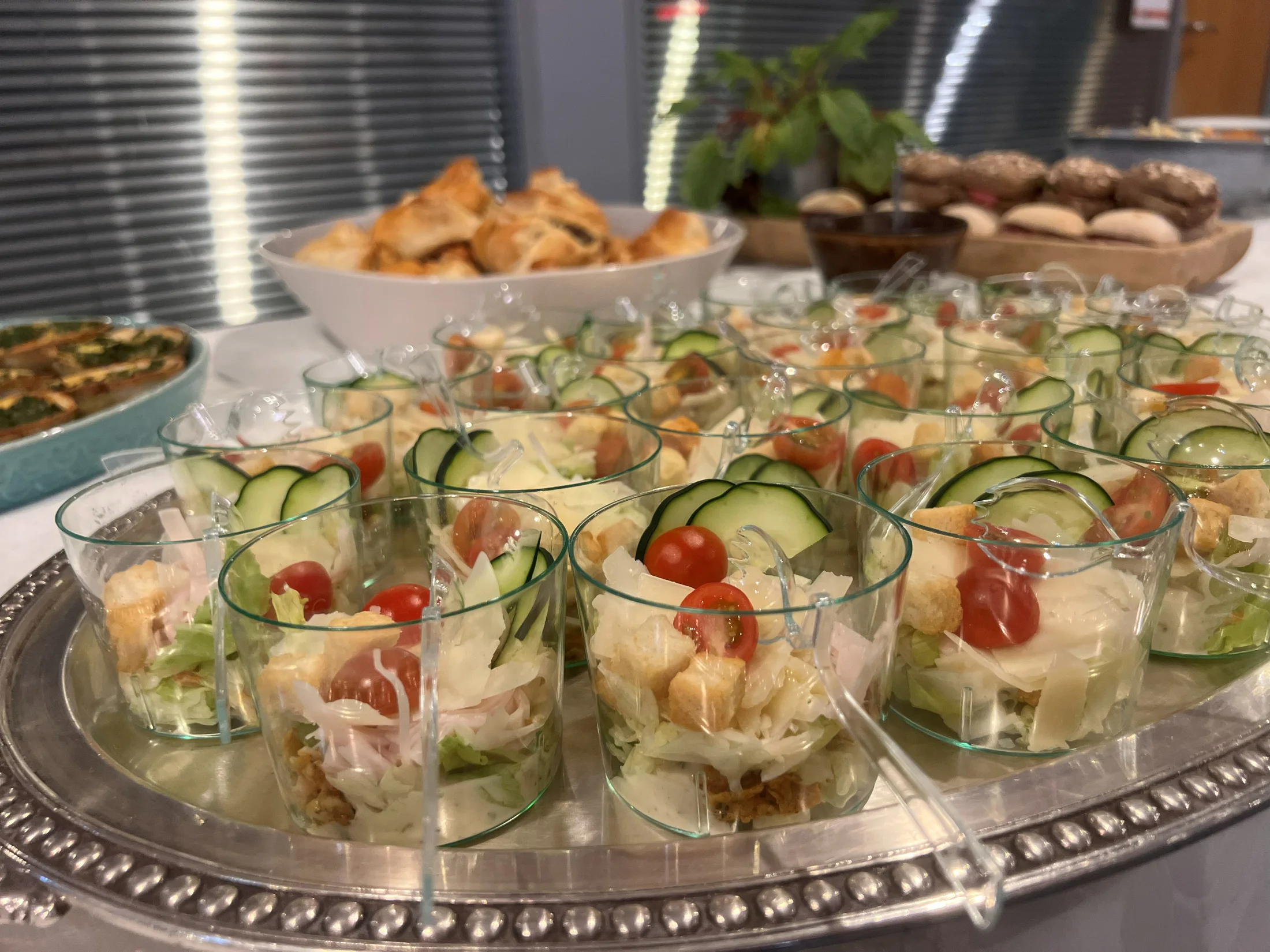 Entradas frescas preparadas para um serviço de catering