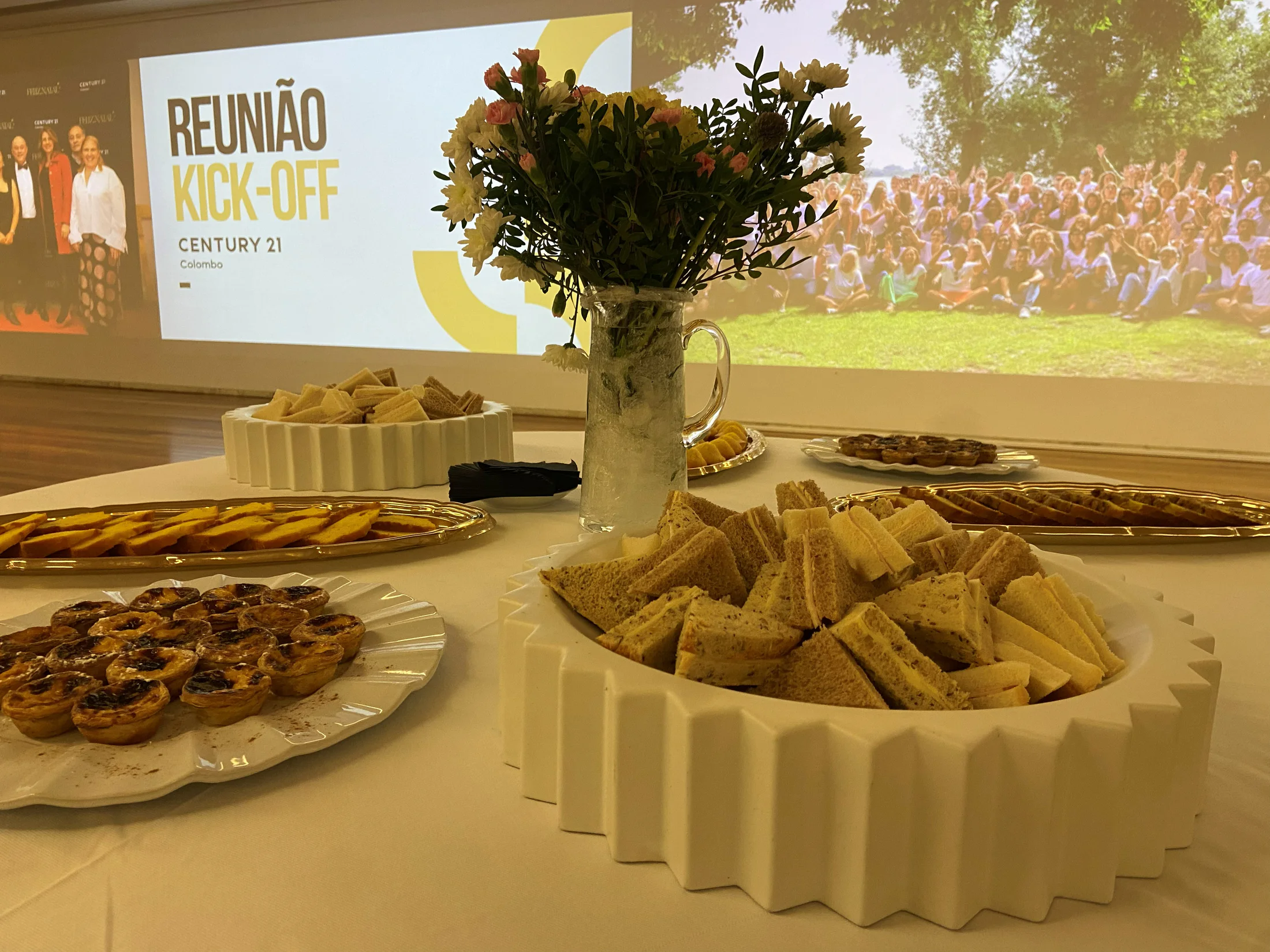 Coffee break empresarial preparado para uma reunião